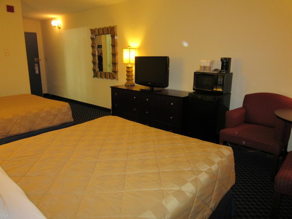 Atrium Hotel & Conference Center Hutchinson Luaran gambar