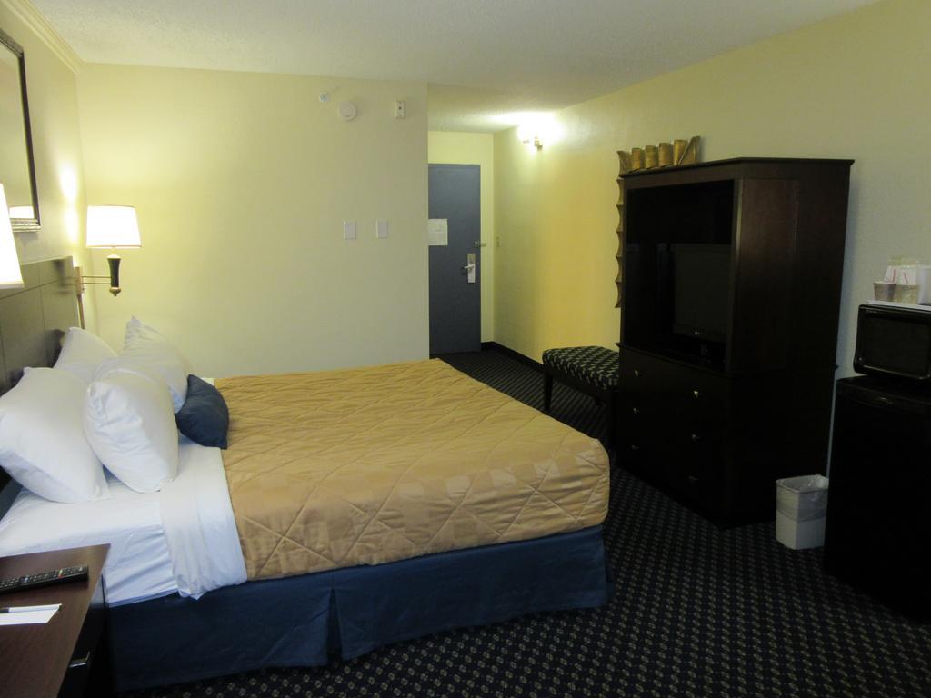 Atrium Hotel & Conference Center Hutchinson Luaran gambar