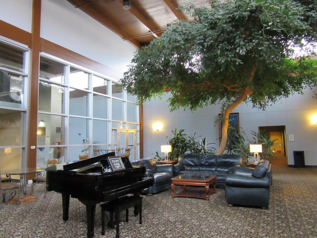 Atrium Hotel & Conference Center Hutchinson Luaran gambar