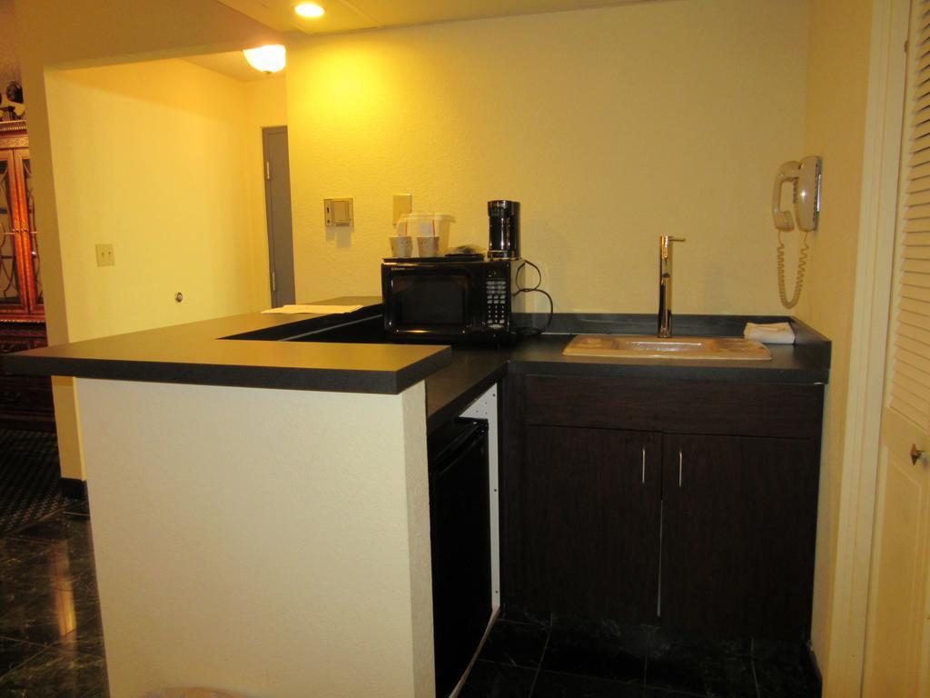 Atrium Hotel & Conference Center Hutchinson Luaran gambar