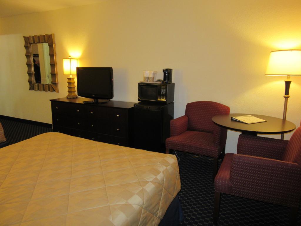 Atrium Hotel & Conference Center Hutchinson Luaran gambar