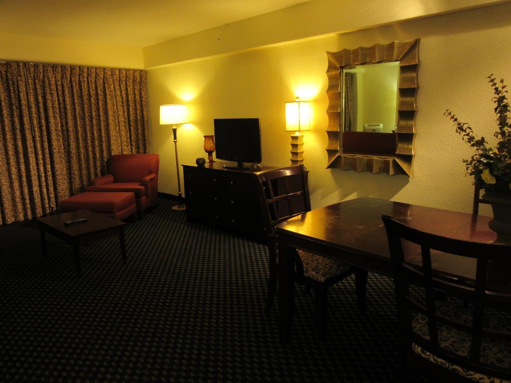 Atrium Hotel & Conference Center Hutchinson Luaran gambar