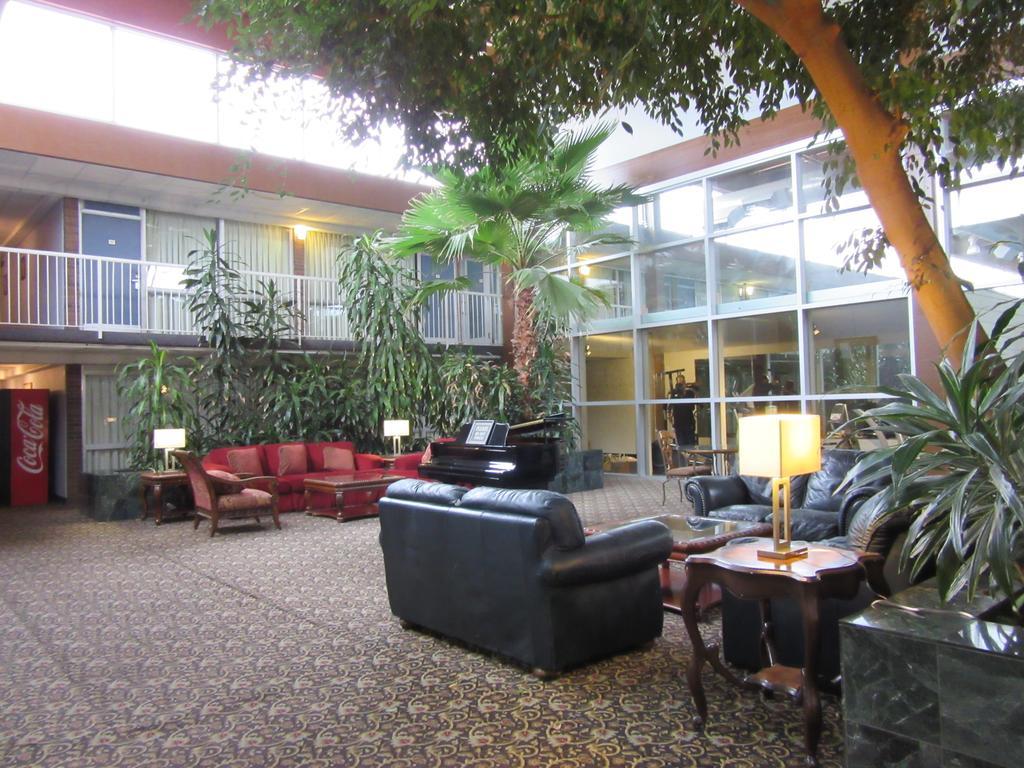 Atrium Hotel & Conference Center Hutchinson Luaran gambar