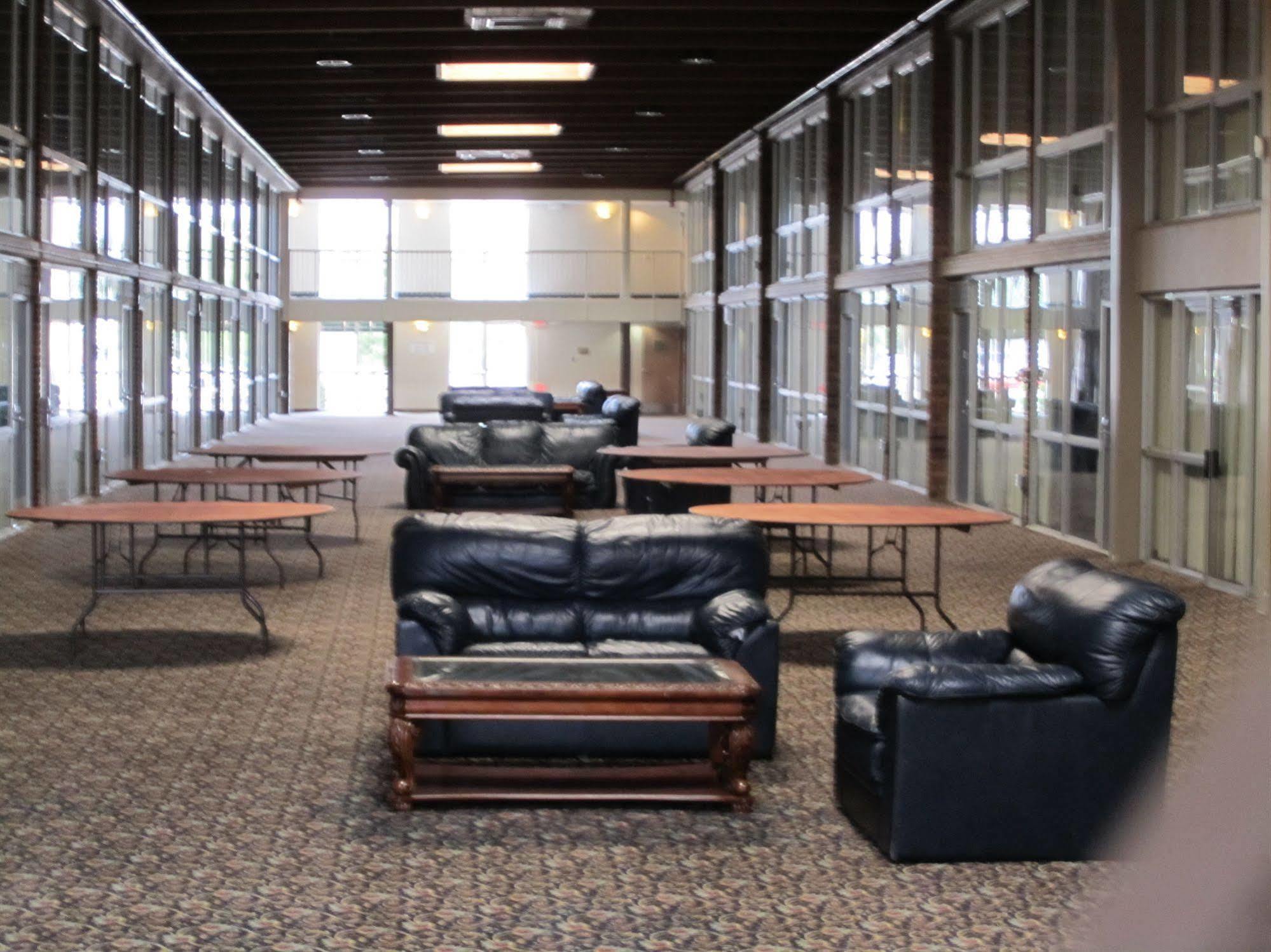 Atrium Hotel & Conference Center Hutchinson Luaran gambar